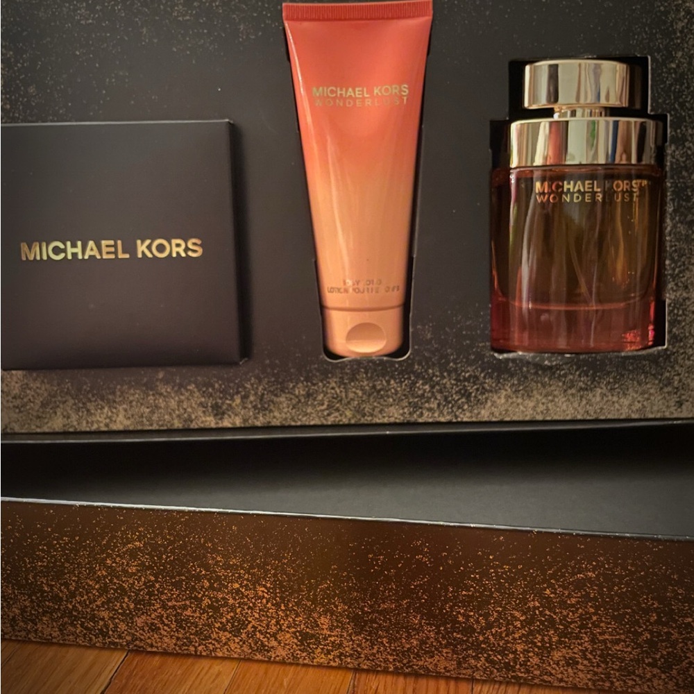 Michael Kors Wonderlust Set in Gold and Pink